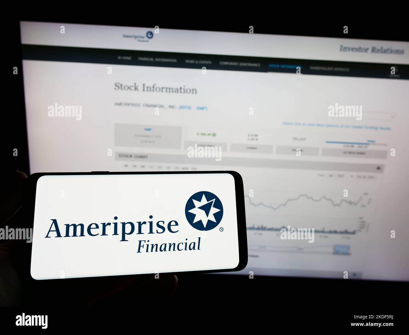 Smartphone con il logo della società americana Ameriprise Financial Inc. Sullo schermo di fronte alla pagina Web aziendale. Messa a fuoco sul display del telefono. Foto Stock