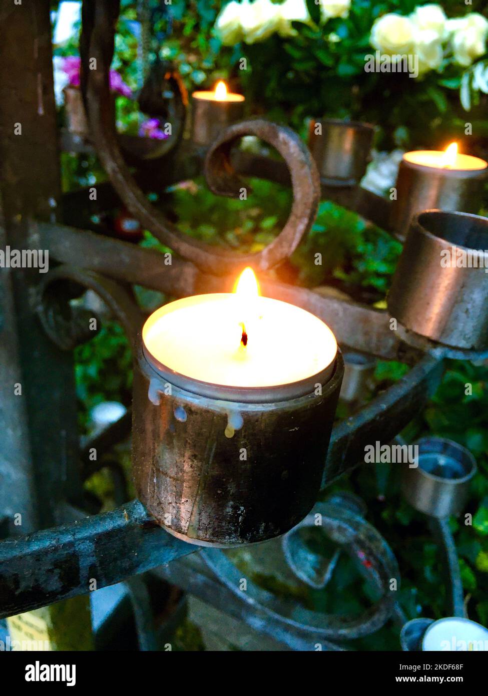 Teelicht Kerze mit einem Streichholz anzünden Foto Stock