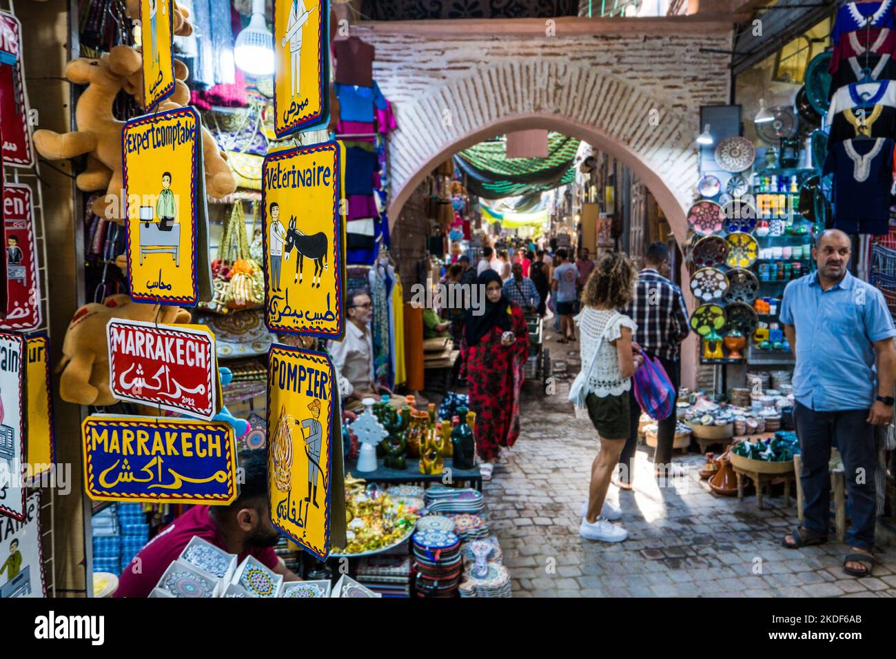 Nei souqs della medina (città vecchia) di Marrakech, Marocco Foto Stock