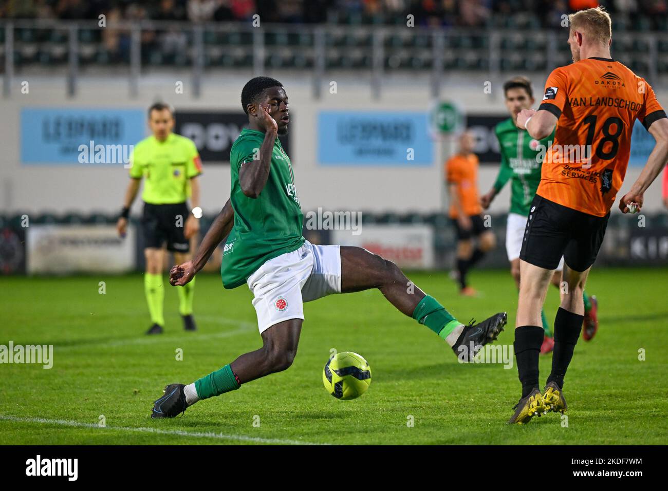 Keres Masangu (6) di Virton ha ritratto durante una partita di calcio tra Excelsior Virton e KMSK Deinze durante la giornata di 12th nella Challenger Pro League per la stagione 2022-2023 , sabato 5 novembre 2022 a Deinze , Belgio . PHOTO STIJN AUDOOREN | SPORTPIX Foto Stock