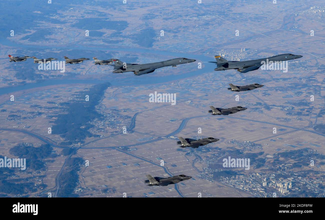 Seul, Corea del Sud. 5th Nov 2022. (In questa foto) due bombardieri strategici U.S. B-1B Lancer, quattro aerei da combattimento della South Korean Air Force F-35 e quattro aerei da combattimento della U.S. Air Force F-16 sorvolano la Corea del Sud durante la trivella aerea congiunta 'Vigilant Storm' in un luogo non divulgato in Corea del Sud il 05 novembre 2022. Almeno un aeromobile B-1B ha partecipato all'esercizio congiunto dell'aeronautica USA-Corea del Sud, la Corea del Sud ha dichiarato sabato che la Corea del Nord ha nuovamente licenziato 4 missili balistici. (Foto di: Korea Defence Ministry/Handout/Sipa USA) Credit: Sipa USA/Alamy Live News Foto Stock