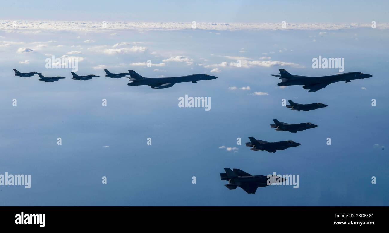 Seul, Corea del Sud. 5th Nov 2022. (In questa foto) due bombardieri strategici U.S. B-1B Lancer, quattro aerei da combattimento della South Korean Air Force F-35 e quattro aerei da combattimento della U.S. Air Force F-16 sorvolano la Corea del Sud durante la trivella aerea congiunta 'Vigilant Storm' in un luogo non divulgato in Corea del Sud il 05 novembre 2022. Almeno un aeromobile B-1B ha partecipato all'esercizio congiunto dell'aeronautica USA-Corea del Sud, la Corea del Sud ha dichiarato sabato che la Corea del Nord ha nuovamente licenziato 4 missili balistici. (Foto di: Korea Defence Ministry/Handout/Sipa USA) Credit: Sipa USA/Alamy Live News Foto Stock