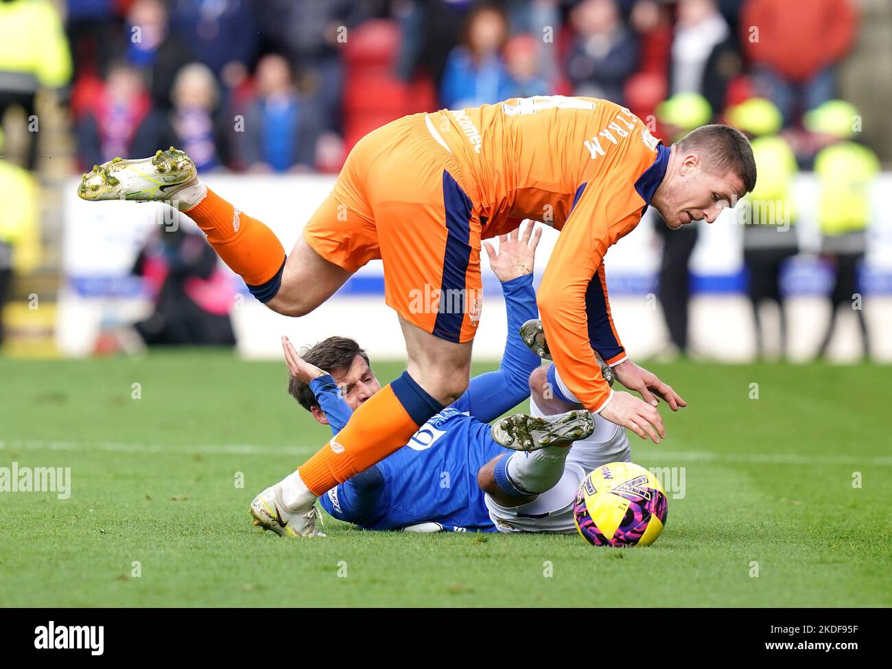 John Lundstram di Rangers è affrontato da Graham Carey di St Johnstone durante la partita della Cinch Premiership al McDiarmid Park, Perth. Data immagine: Domenica 6 novembre 2022. Foto Stock