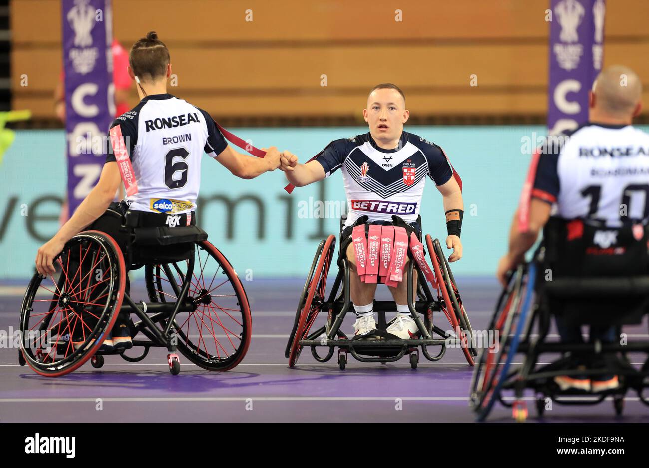 Jack Brown (a sinistra) e Nathan Collins celebrano durante il gruppo di Coppa del mondo di Rugby League Una partita alla Copper Box Arena, Londra. Data immagine: Domenica 6 novembre 2022. Foto Stock