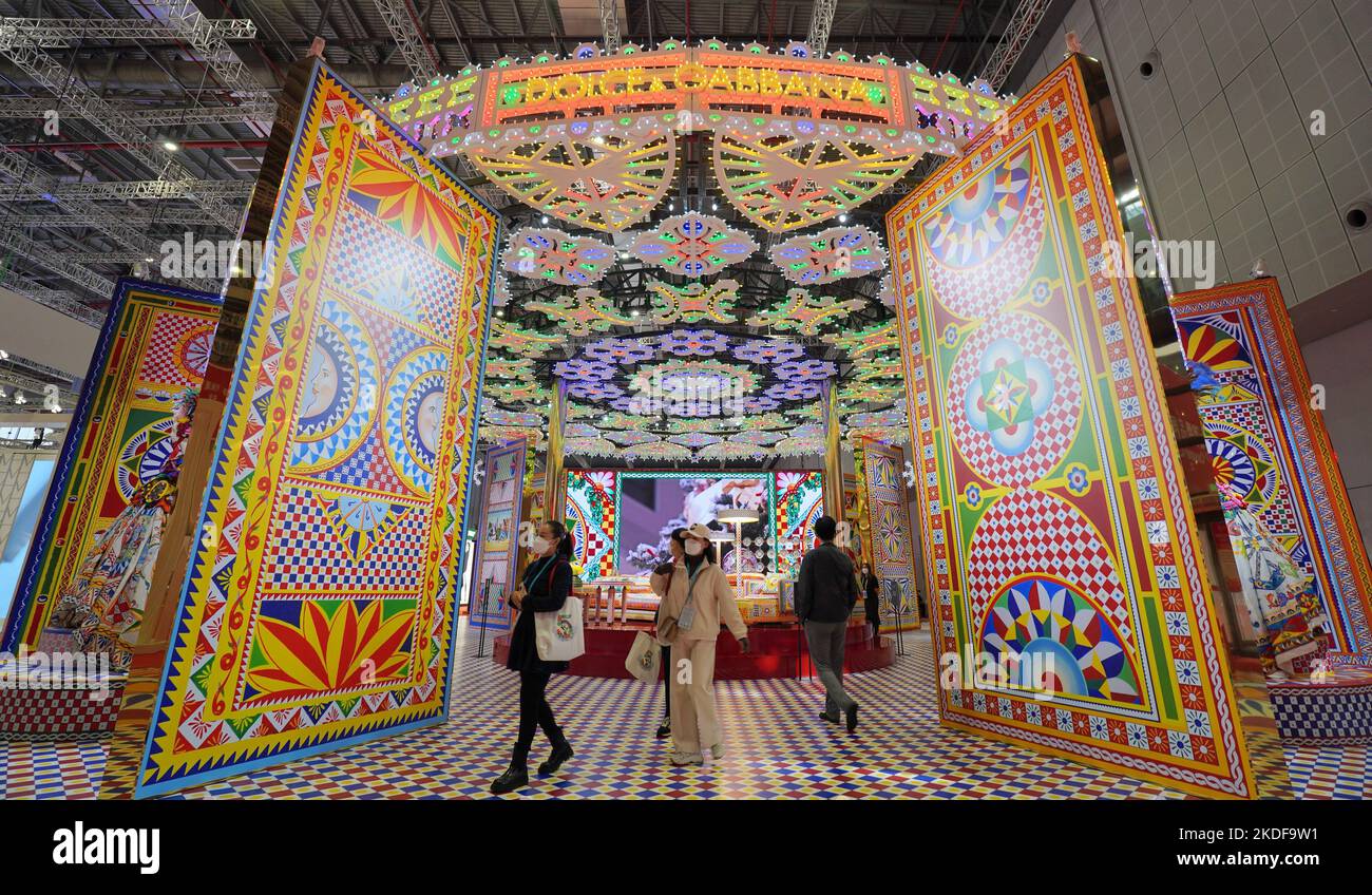 SHANGHAI, CINA - 6 NOVEMBRE 2022 - i visitatori visitano lo stand di Dolce & Gabbana durante la 5th China International Import Expo (CIIE) a Shanghai, CH Foto Stock