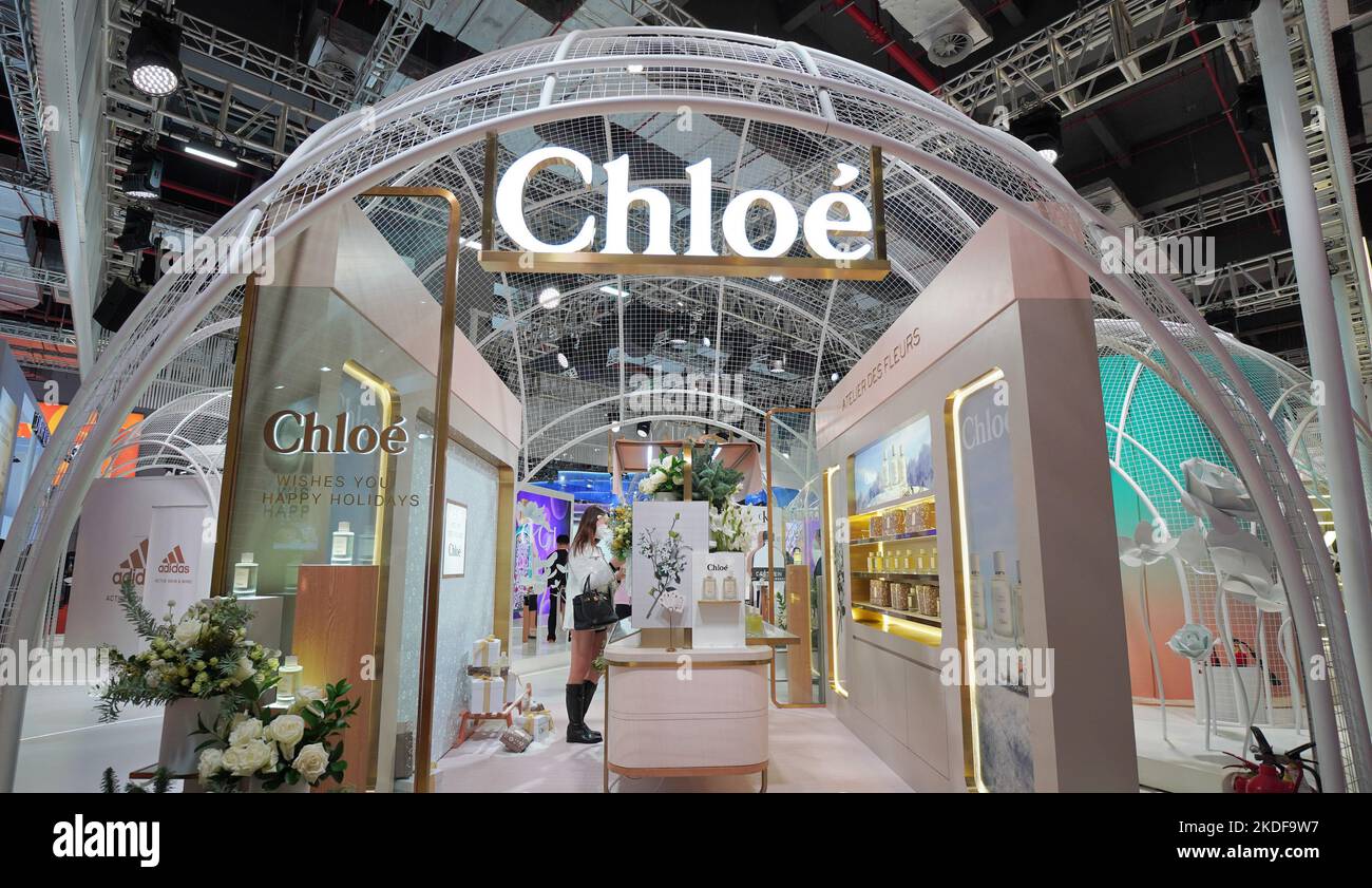 SHANGHAI, CINA - 6 NOVEMBRE 2022 - i visitatori visitano lo stand di Chloe al 5th China International Import Expo (CIIE) di Shanghai, Cina, 6 novembre 2022. Foto Stock