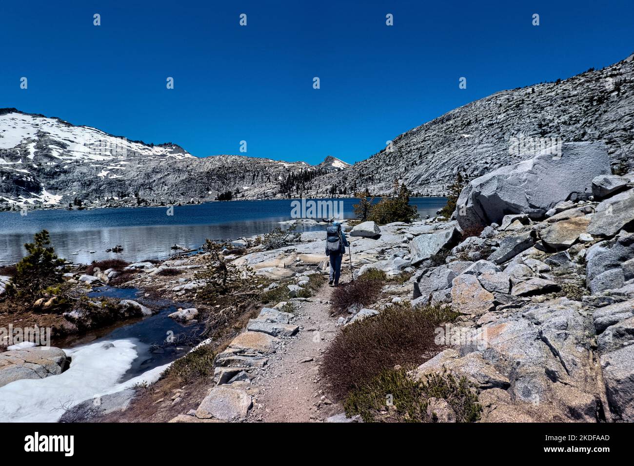 Camminando lungo Echo Lake sul Pacific Crest Trail, Desolation Wilderness, Lake Tahoe, California, USA Foto Stock