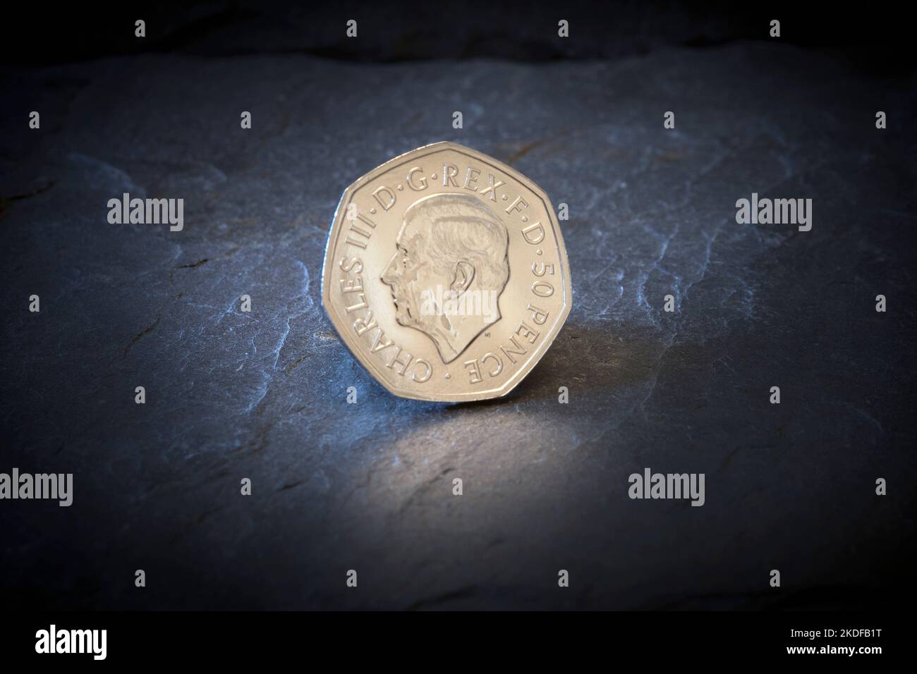 Il nuovo pezzo da cinquanta pence con ritratto di Re Carlo III Foto Stock