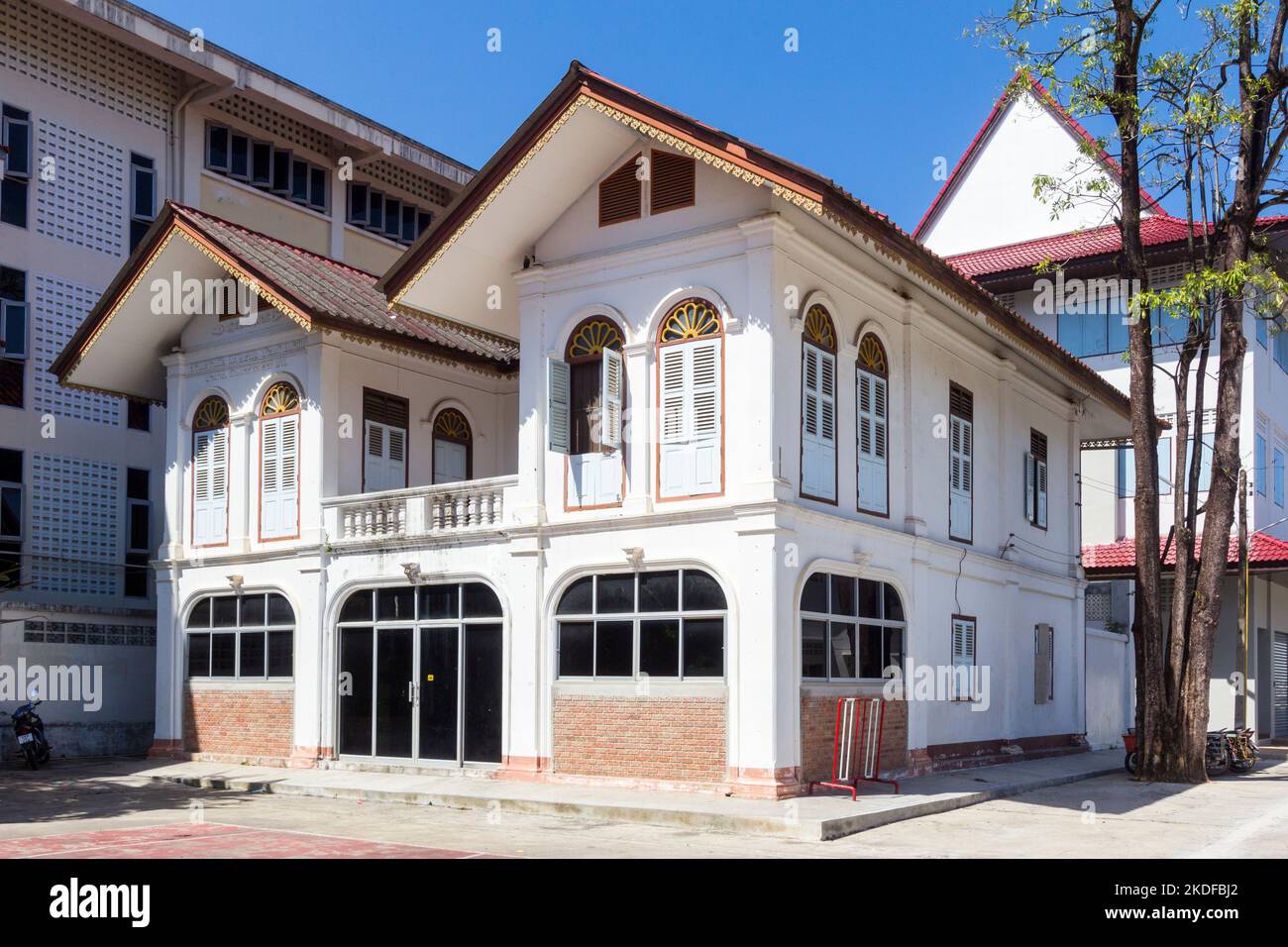 Vecchia casa bianca nella città vecchia di Phuket, Thailandia Foto Stock