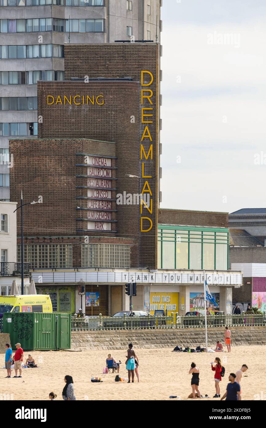 Dreamland (edificio art deco) di fronte all'Arlington House (edificio alto e brutale) a Margate, Kent, Inghilterra, Regno Unito Foto Stock