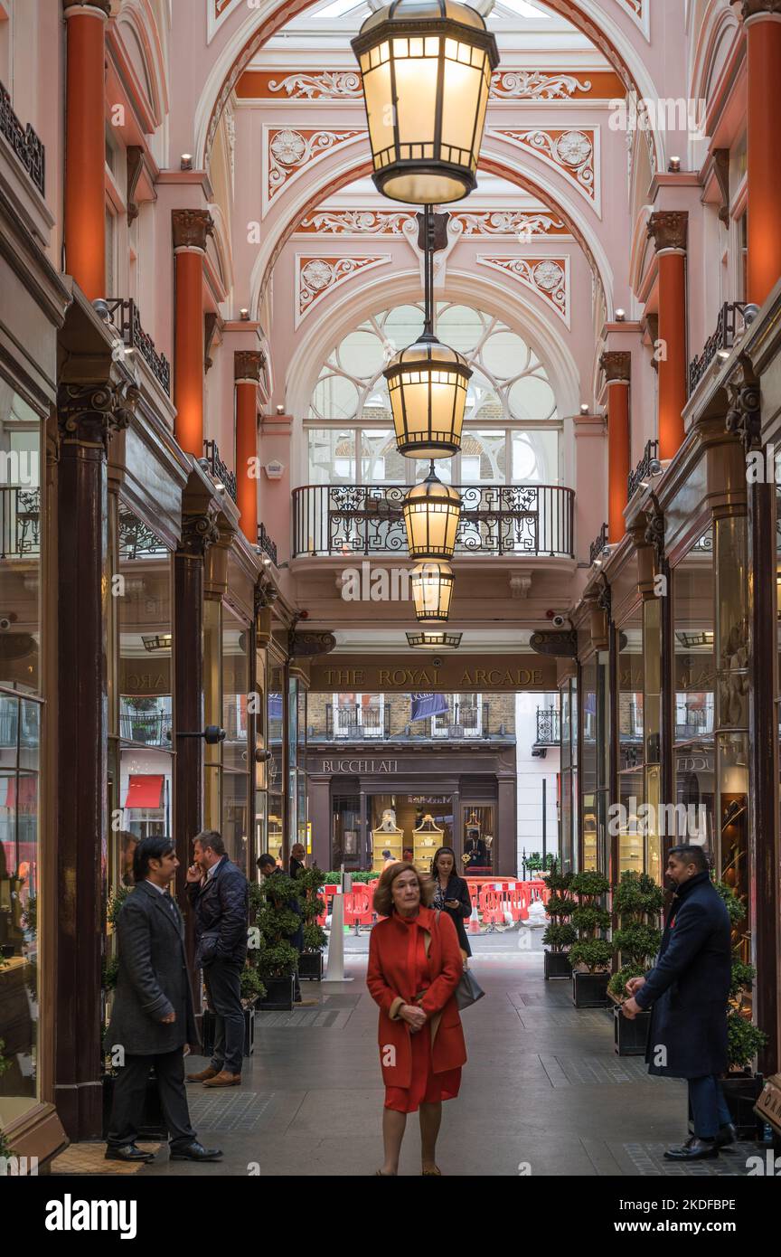 Ammira la Royal Arcade, una storica galleria di negozi dell'epoca vittoriana che si collega tra Albemarle Street e Old Bond Street. Londra, Inghilterra, Regno Unito Foto Stock