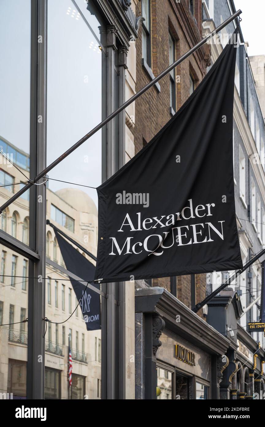 Banner con il nome sul fronte dello shopping del negozio di moda Alexander McQueen a Old Bond Street, Londra, Inghilterra, Regno Unito Foto Stock
