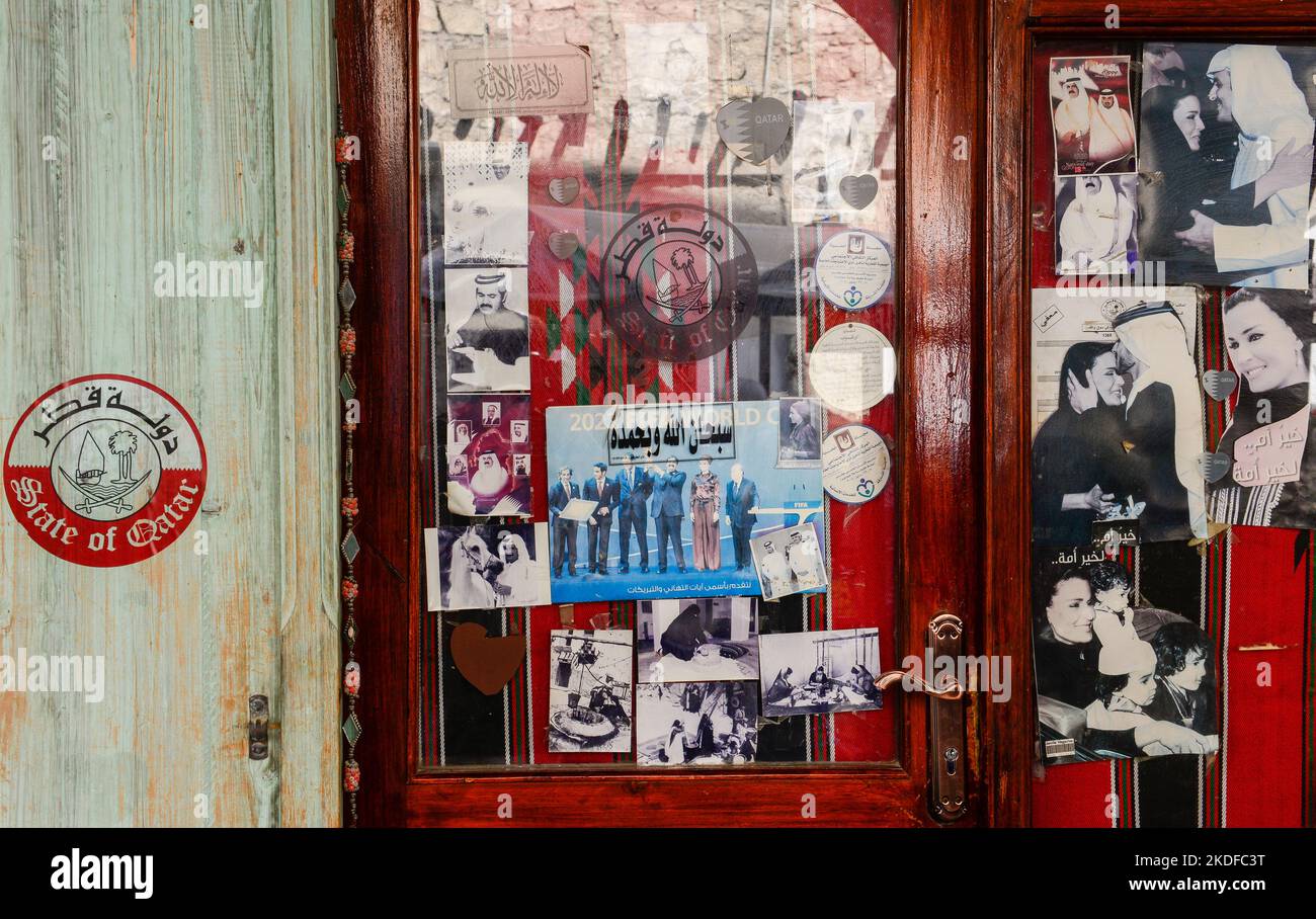QATAR, Doha, bazar Souq Waqif , negozio di foto con immagine del boss FIFA Joseph Blatter, premiando la Coppa del mondo di calcio 2022 in Qatar / KATAR, Doha, Basar Souk Wakif, Fotogfeschäft, Foto mit FIFA Boss Joseph Blatter, Bekanntgabe der Vergabe der FIFA Fußballweltmeisterschaft 2022 an Katar Foto Stock