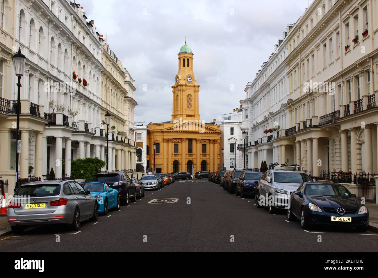 Stanley Gardens Road guardando verso la chiesa di Saint Peters a Notting Hill Foto Stock