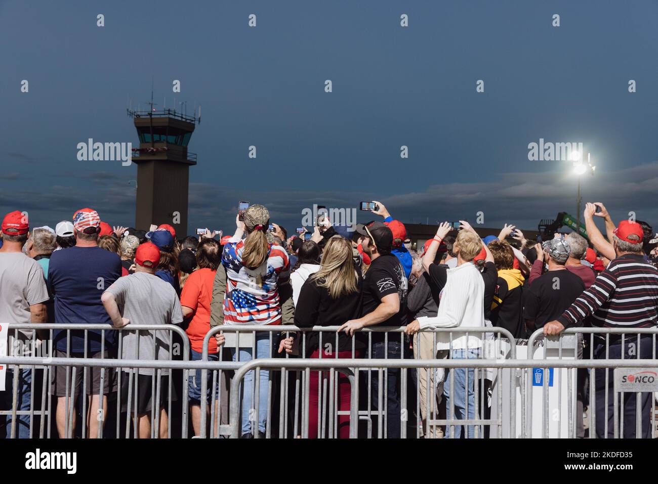 Latrobe, Stati Uniti. 05th Nov 2022. La gente attende l'arrivo dell'ex presidente Donald Trump in un raduno all'aeroporto regionale Arnold Palmer di Latrobe, Pennsylvania, il 5 novembre 2022. (Foto di Elke Scholiers/Sipa USA) Credit: Sipa USA/Alamy Live News Foto Stock