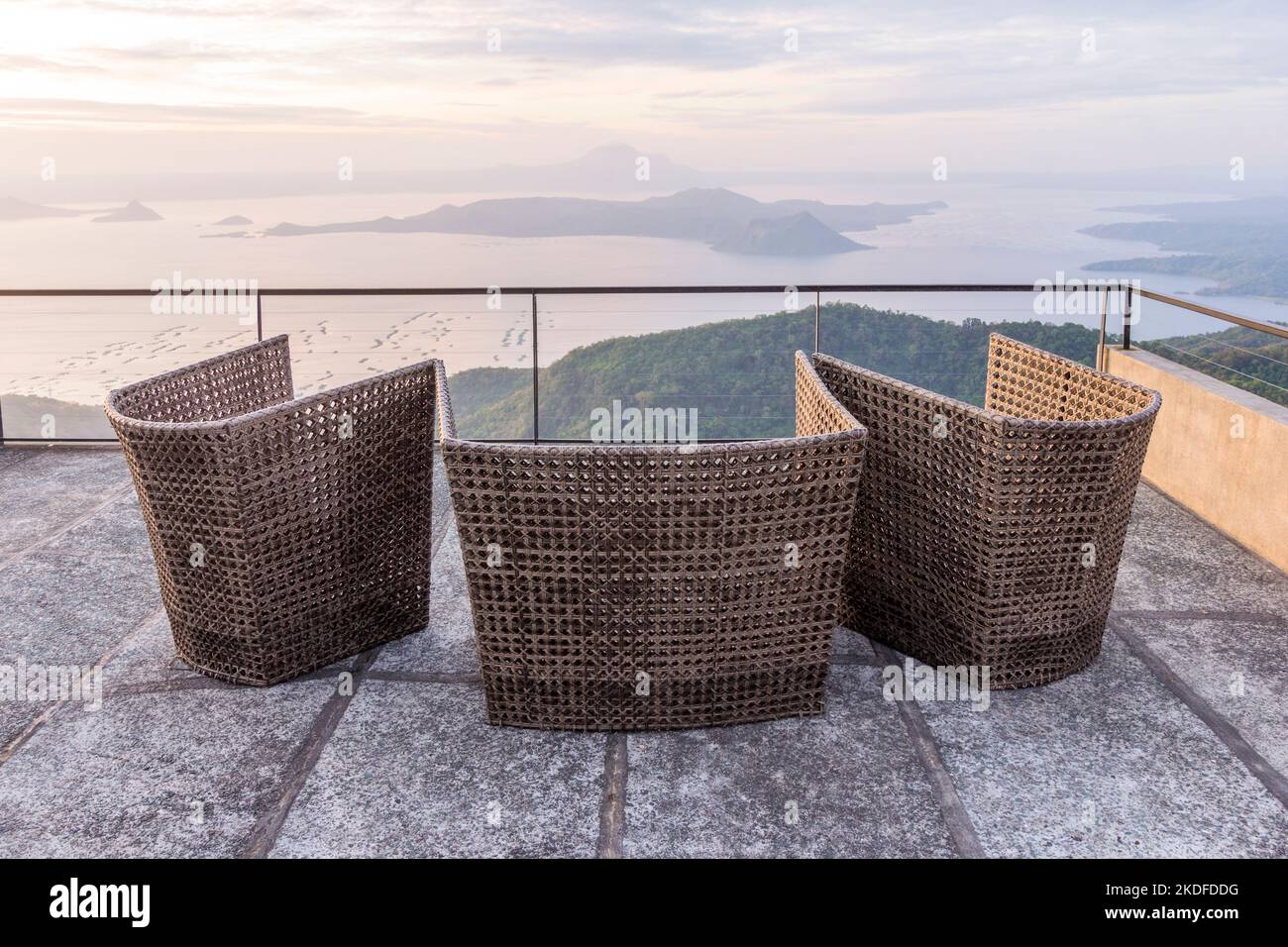 Terrazza panoramica di un hotel affacciato sul lago Taal nella città di Tagaytay, Filippine Foto Stock