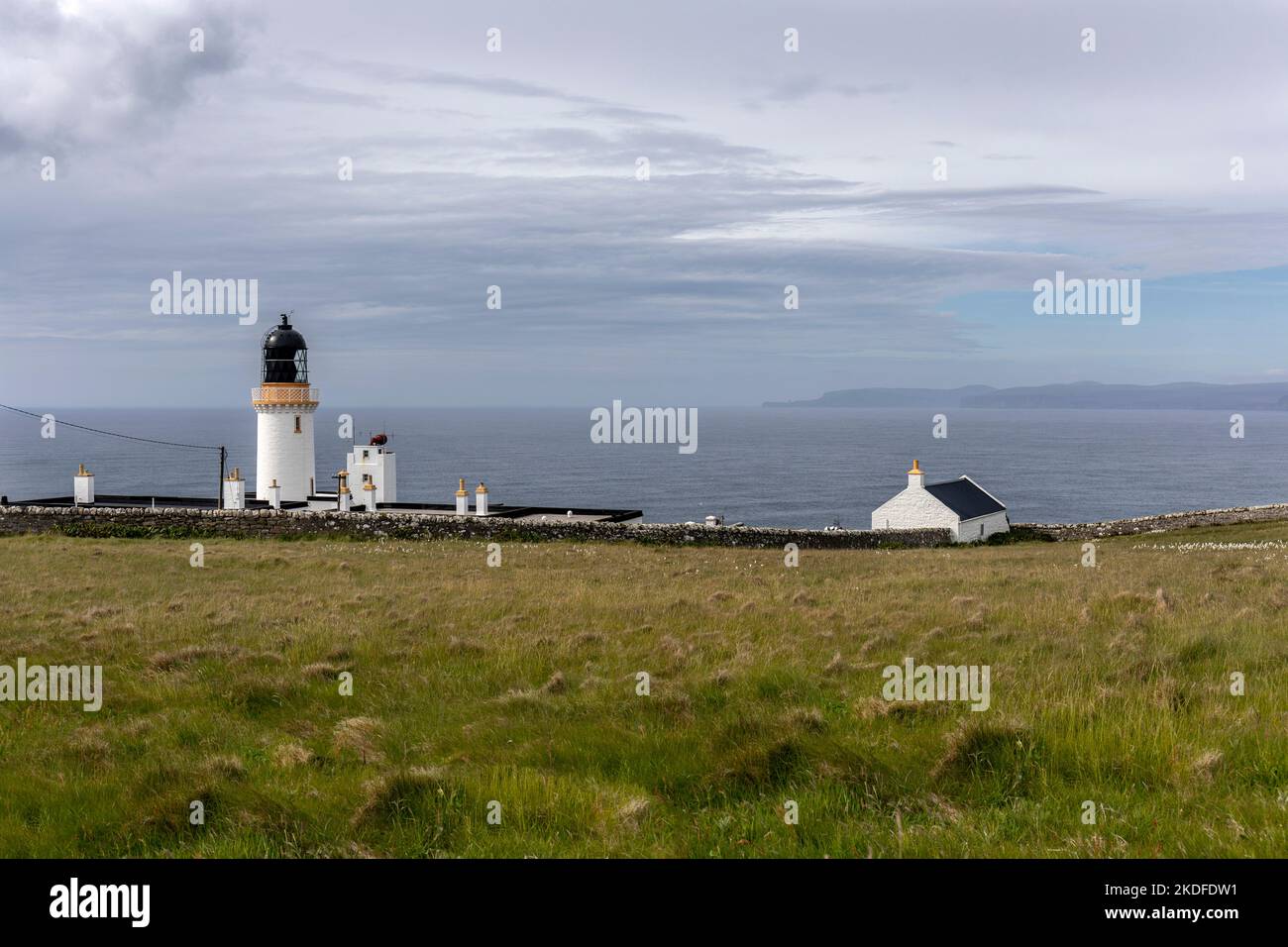 Il faro di Dunnet Head, il punto più settentrionale della terraferma britannica, si affaccia sul Pentland Firth. Foto Stock