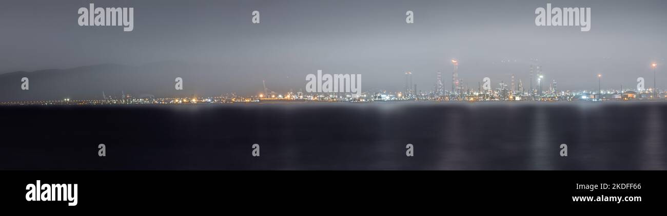 Inquinamento ambientale. Emissione di gas chimici tossici nell'atmosfera dall'impianto di raffineria di petrolio. Foto Stock