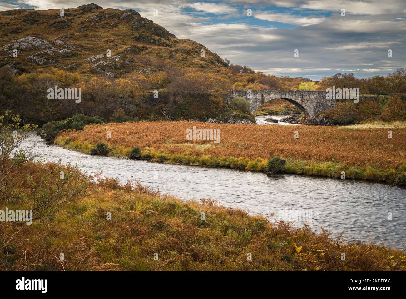 Un'immagine HDR autunnale del Ponte di Laxford che porta la A838 a nord di Durness e a sud di Ullapool lungo la Norrth Coast 500. 23 ottobre 2022 Foto Stock