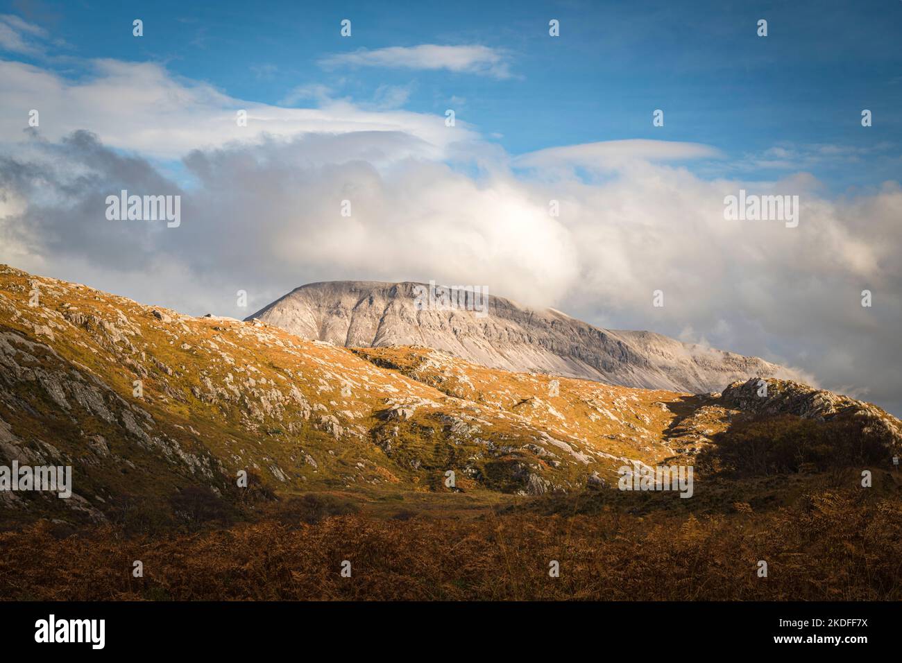 Una soleggiata immagine autunnale HDR dell'iconico Arkle, una montagna nella North West Sutherland National Scenic Area, Scozia. 23 ottobre 2022. Foto Stock