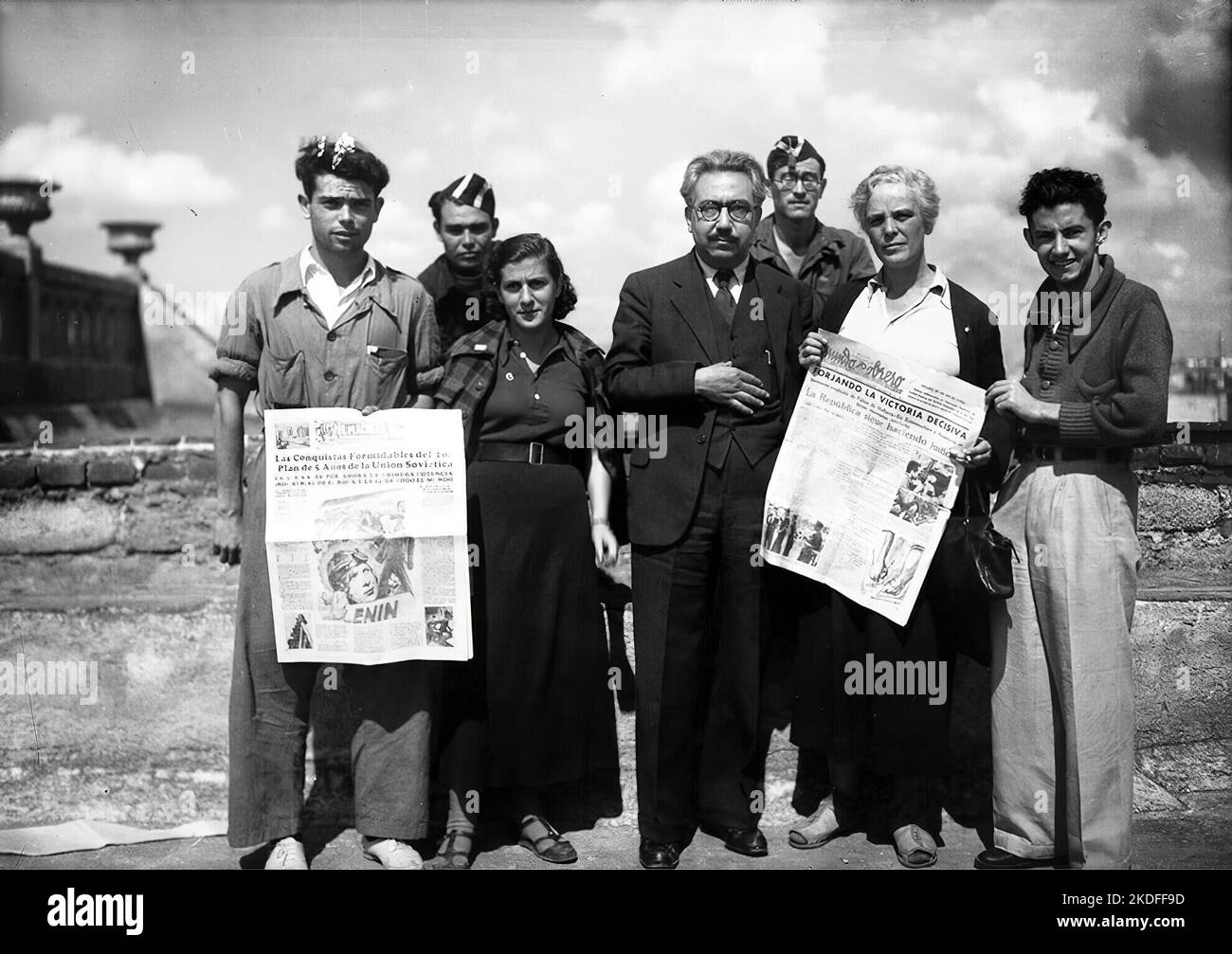 Caridad Mercader, Lena Imbert y Juan Ruiz (el de más a la izquierda) en México, con rappresentantes del obrerismo mexicano, mostruoso ejemplares del diario Mundo Obrero. Foto Stock