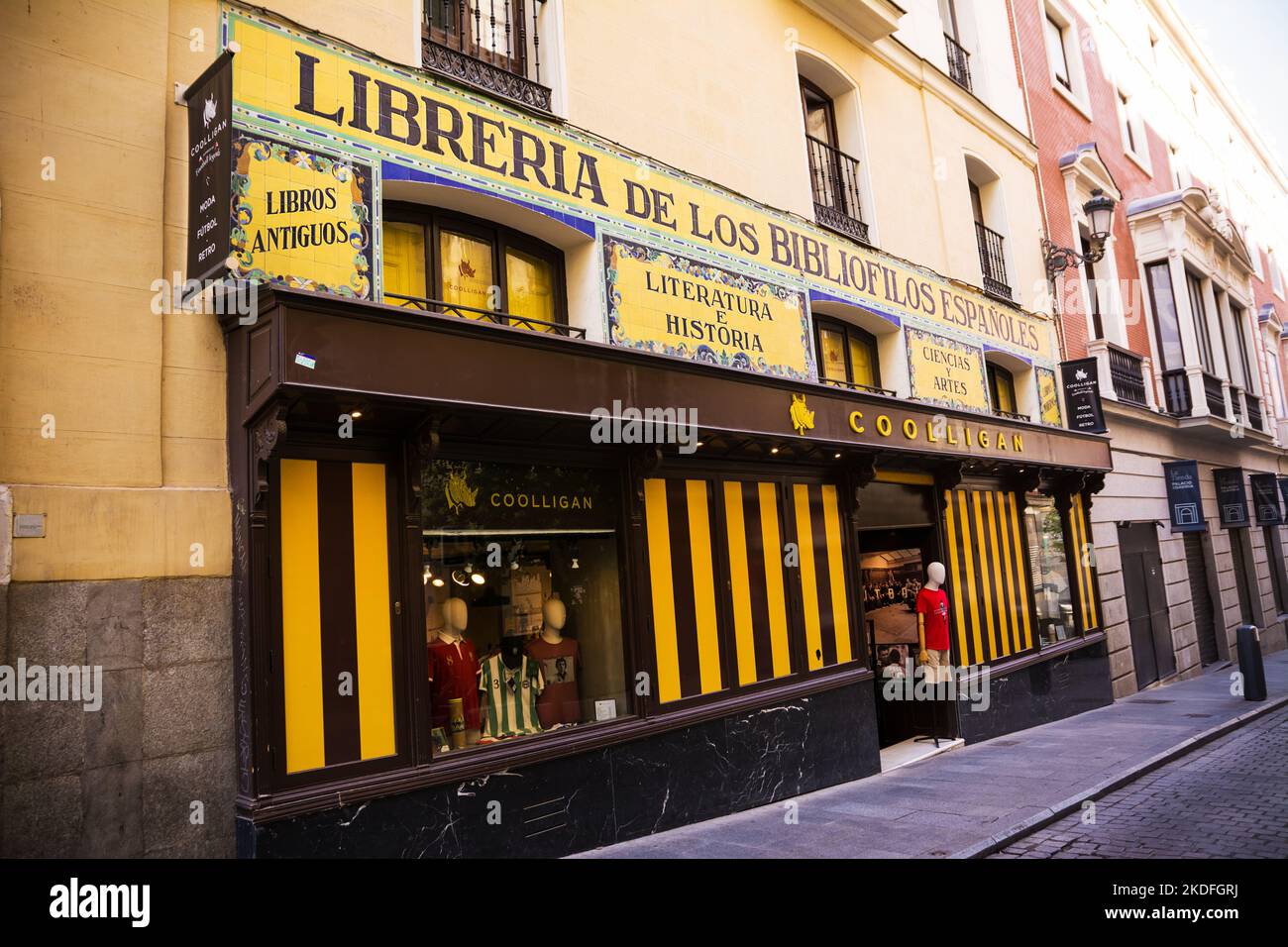 Madrid, Spagna - 20 giugno 2022: Antico segno di una vecchia libreria nel centro di Madrid Foto Stock