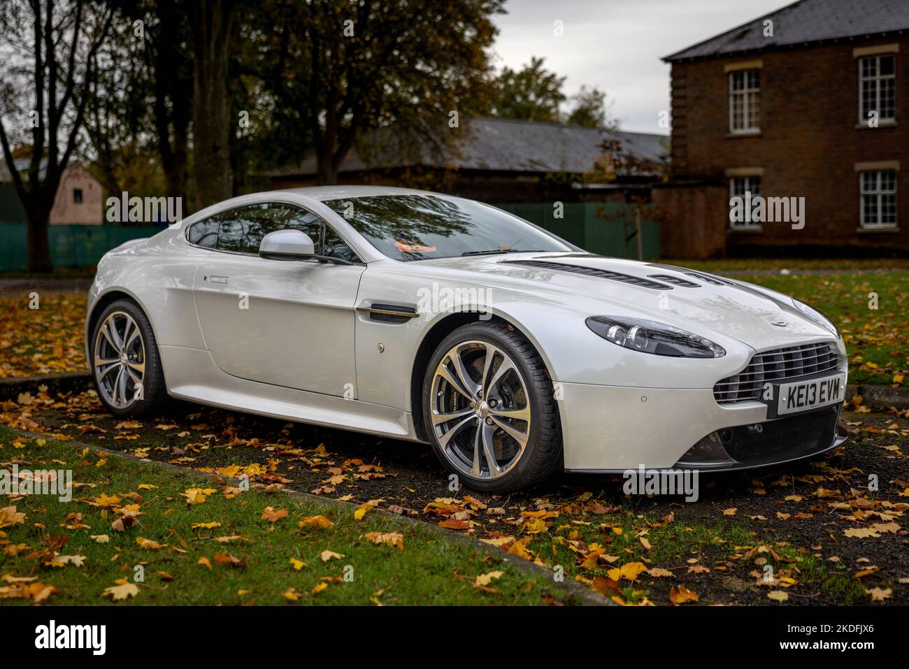 2013 Aston Martin V12 Vantage, in mostra alla Scary Cars Assembly tenutasi al Bicester Heritage Centre il 30th ottobre 2022 Foto Stock