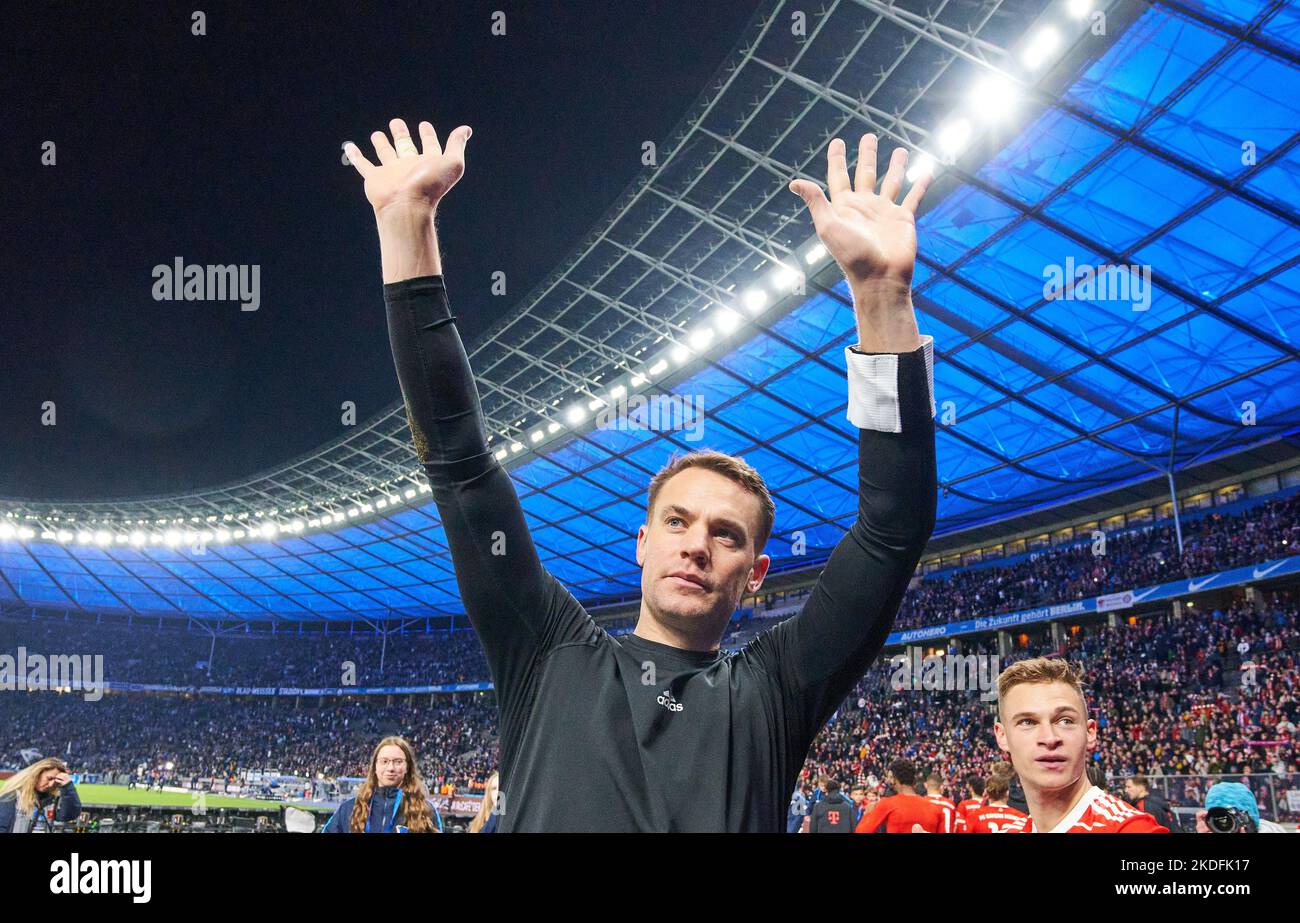 Berlino, Germania. 05th Nov 2022. Manuel NEUER, portiere FCB 1 celebrazione finale nella partita HERTHA BSC BERLINO - FC BAYERN MUENCHEN 2-3 1.German Football League il 4 novembre 2022 a Berlino, Germania. Stagione 2022/2023, giorno 13, 1.Bundesliga, FCB, München, 13.Spieltag Credit: Peter Schatz/Alamy Live News Foto Stock