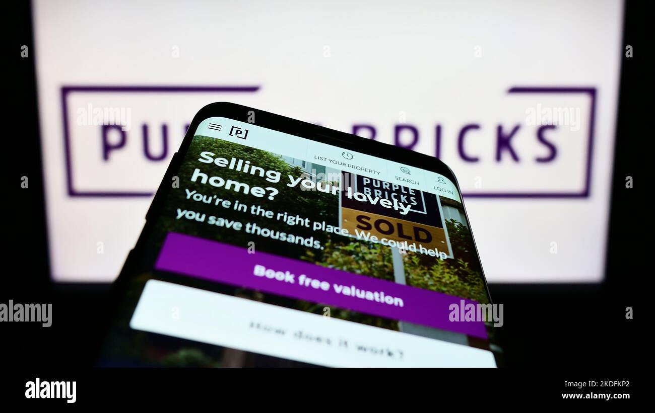 Telefono cellulare con pagina web della società immobiliare Purplebricks Group plc sullo schermo di fronte al logo aziendale. Messa a fuoco in alto a sinistra del display del telefono. Foto Stock