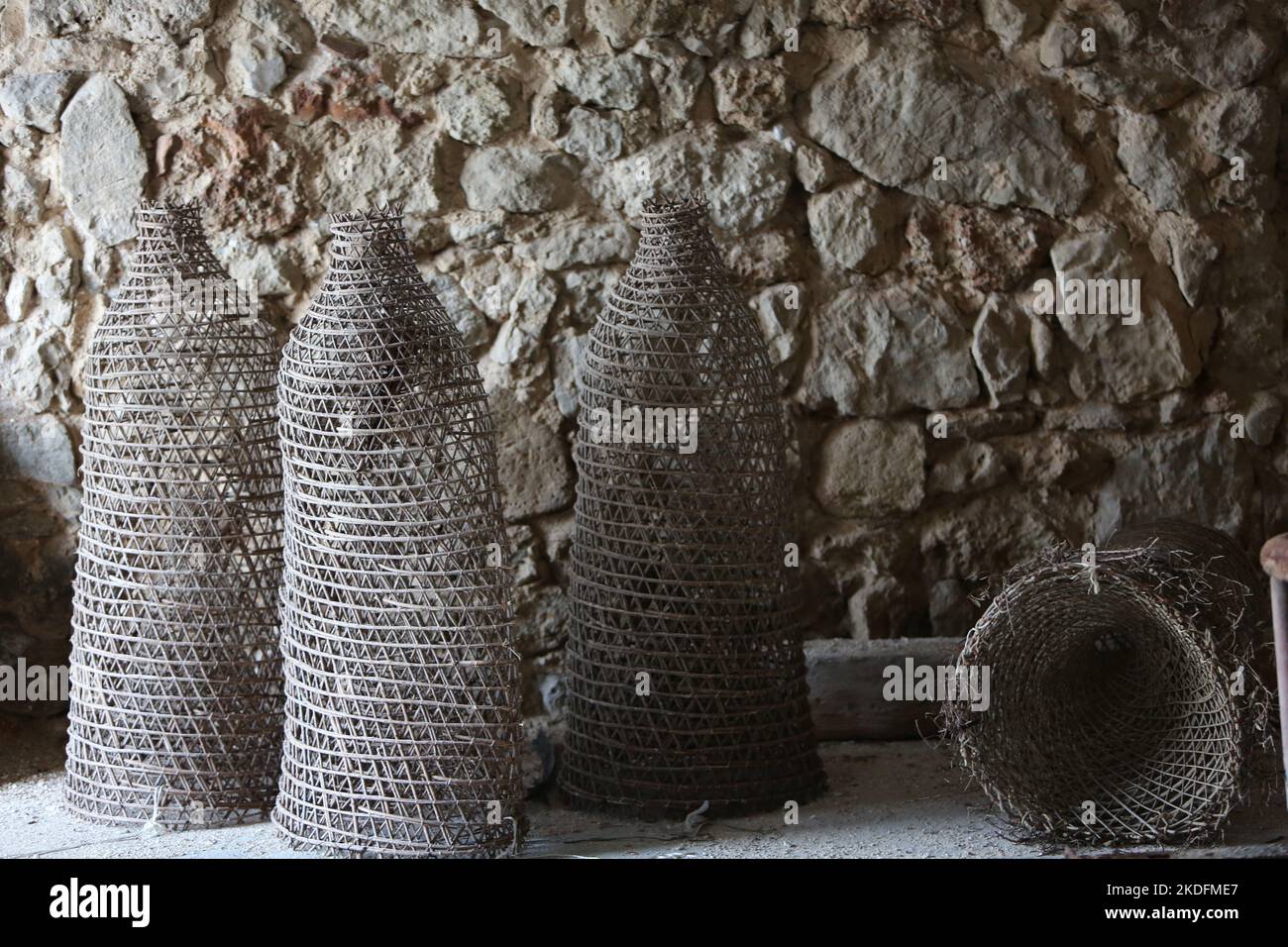 Un primo piano di quattro trappole di pesci grigi all'aperto Foto Stock