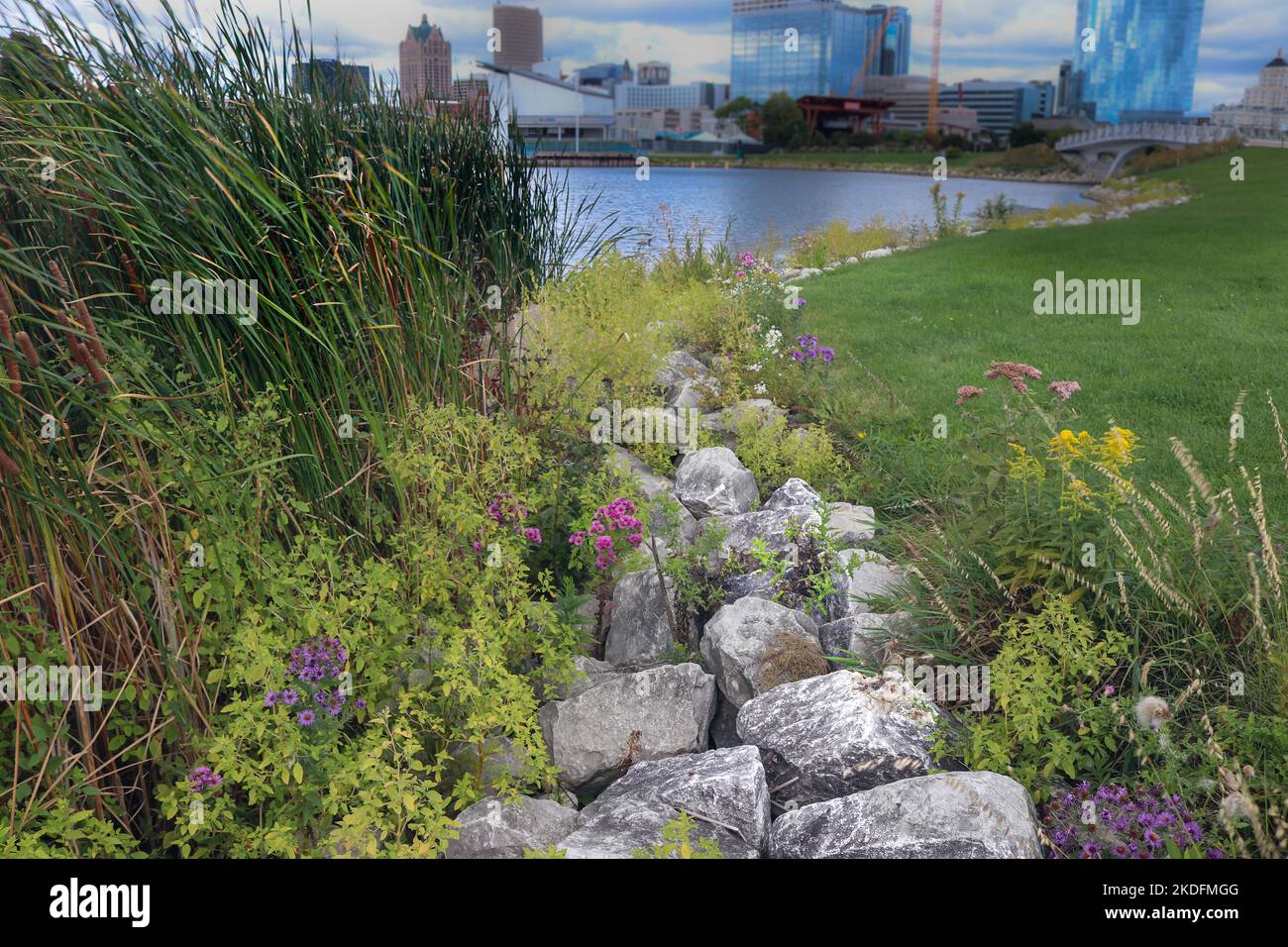 Un'oasi urbana è nota come Lakeshore state Park, situata nel centro di Milwaukee, WISCONSIN, con sentieri pavimentati per passeggiate a piedi e in bicicletta lungo il lago Michigan. Foto Stock