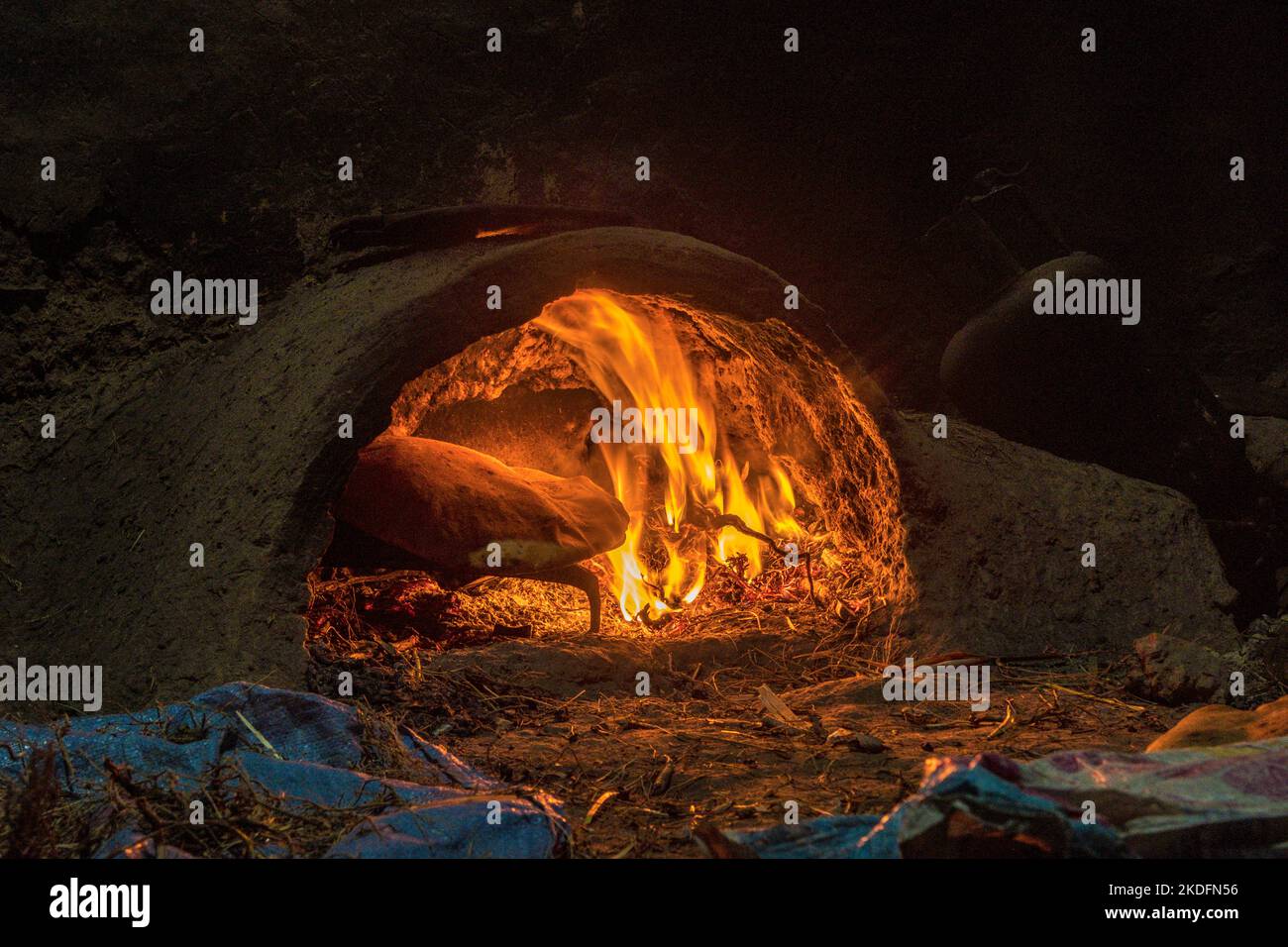 Il pane marocchino viene cucinato in un tradizionale forno di argilla in un villaggio berbero sulle montagne dell'Atlante Foto Stock