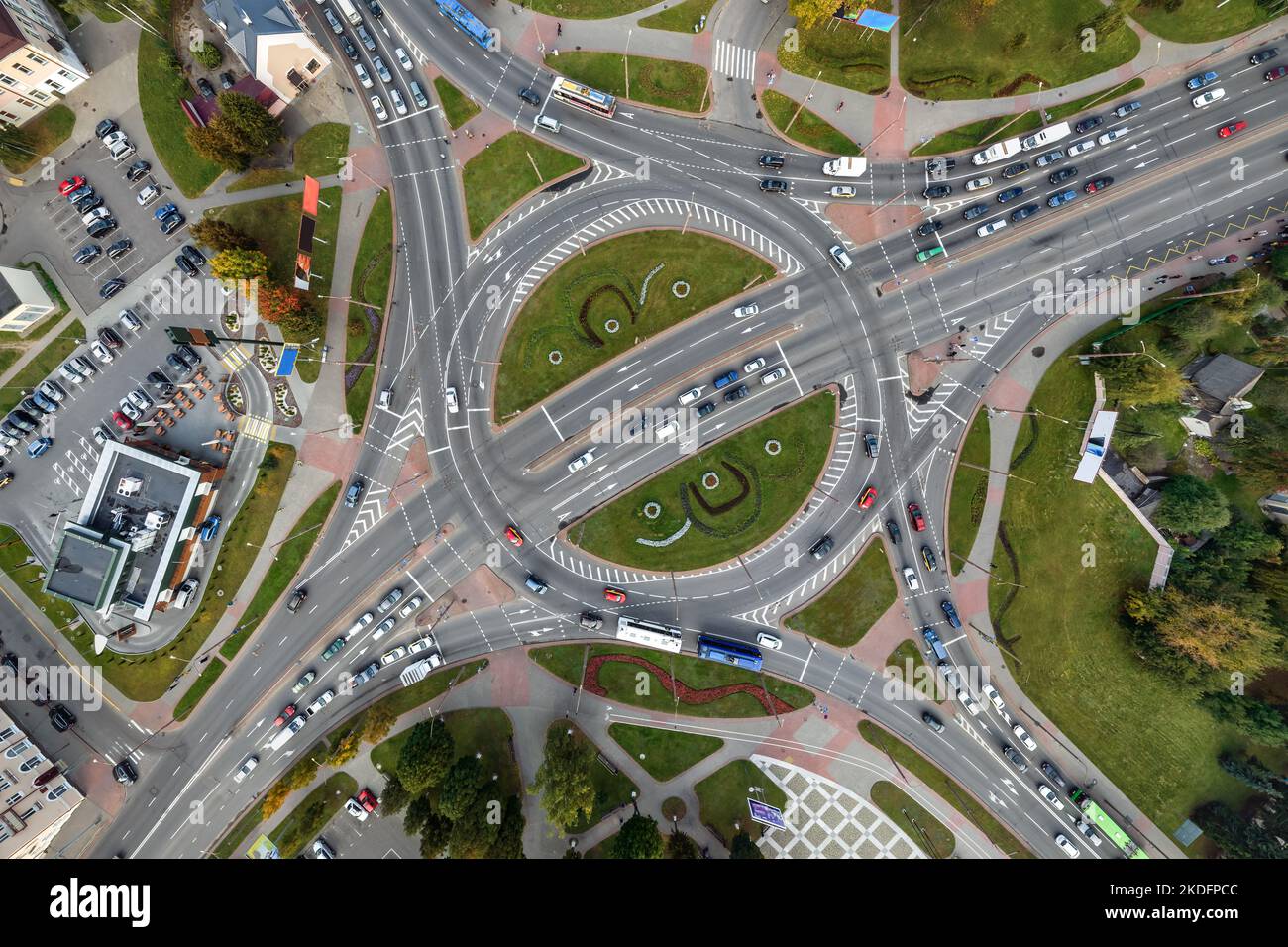 vista aerea dello svincolo stradale o dell'incrocio autostradale. Rete di giunzione di trasporto presa dal drone. Foto Stock