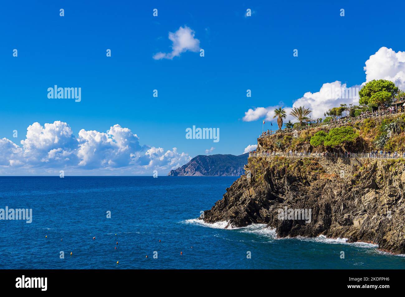 Rocce vicino al villaggio Manarola sulla riva del Mar Mediterraneo in Italia. Foto Stock Rocce vicino al villaggio Manarola sulla riva del Mar Mediterraneo in Italia. Foto Stock