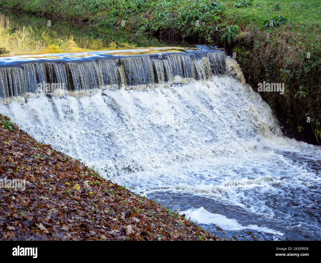 Piccola cascata in un ruscello stretto e veloce Foto Stock
