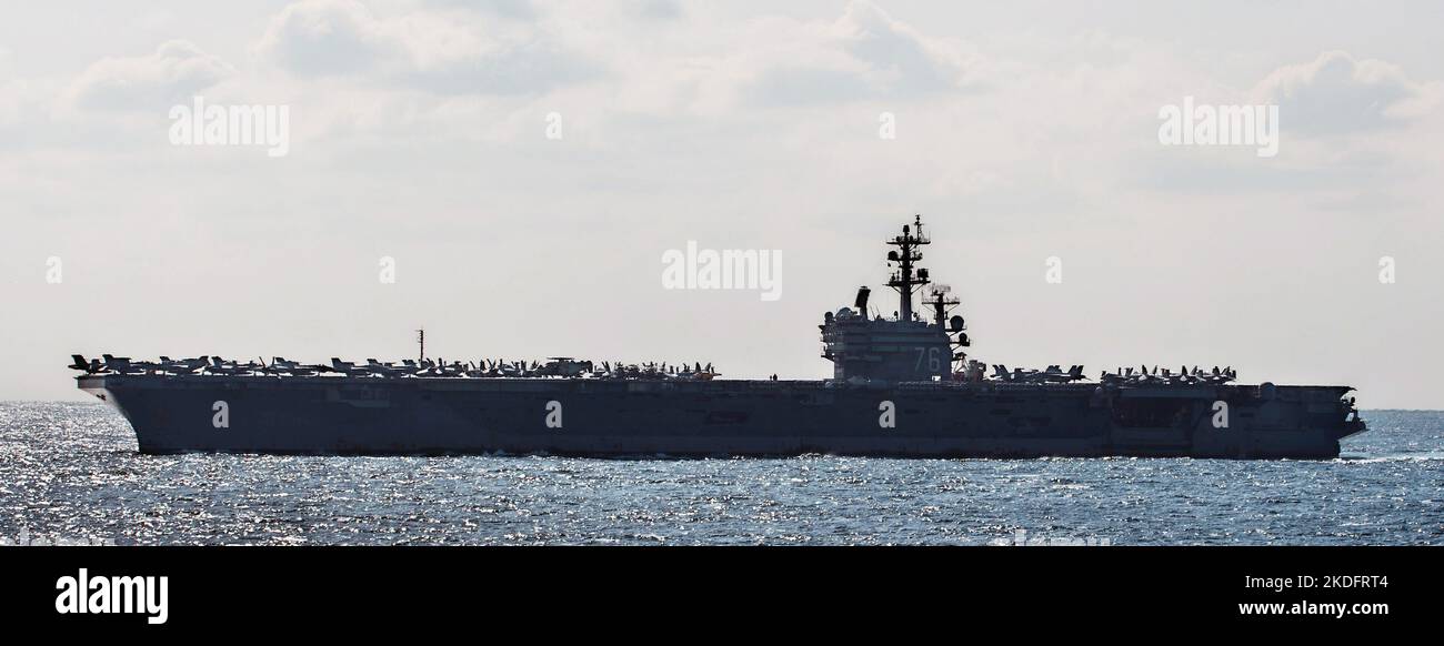 Giappone. 06th Nov 2022. La superportatrice nucleare di classe Nimitz USS Ronald Reagan (CVN-76) partecipa alla 70th International Fleet Review a Sagami Bay nella prefettura di Kanagawa, Giappone, domenica 6 novembre 2022. Foto di Keizo Mori/UPI Credit: UPI/Alamy Live News Foto Stock