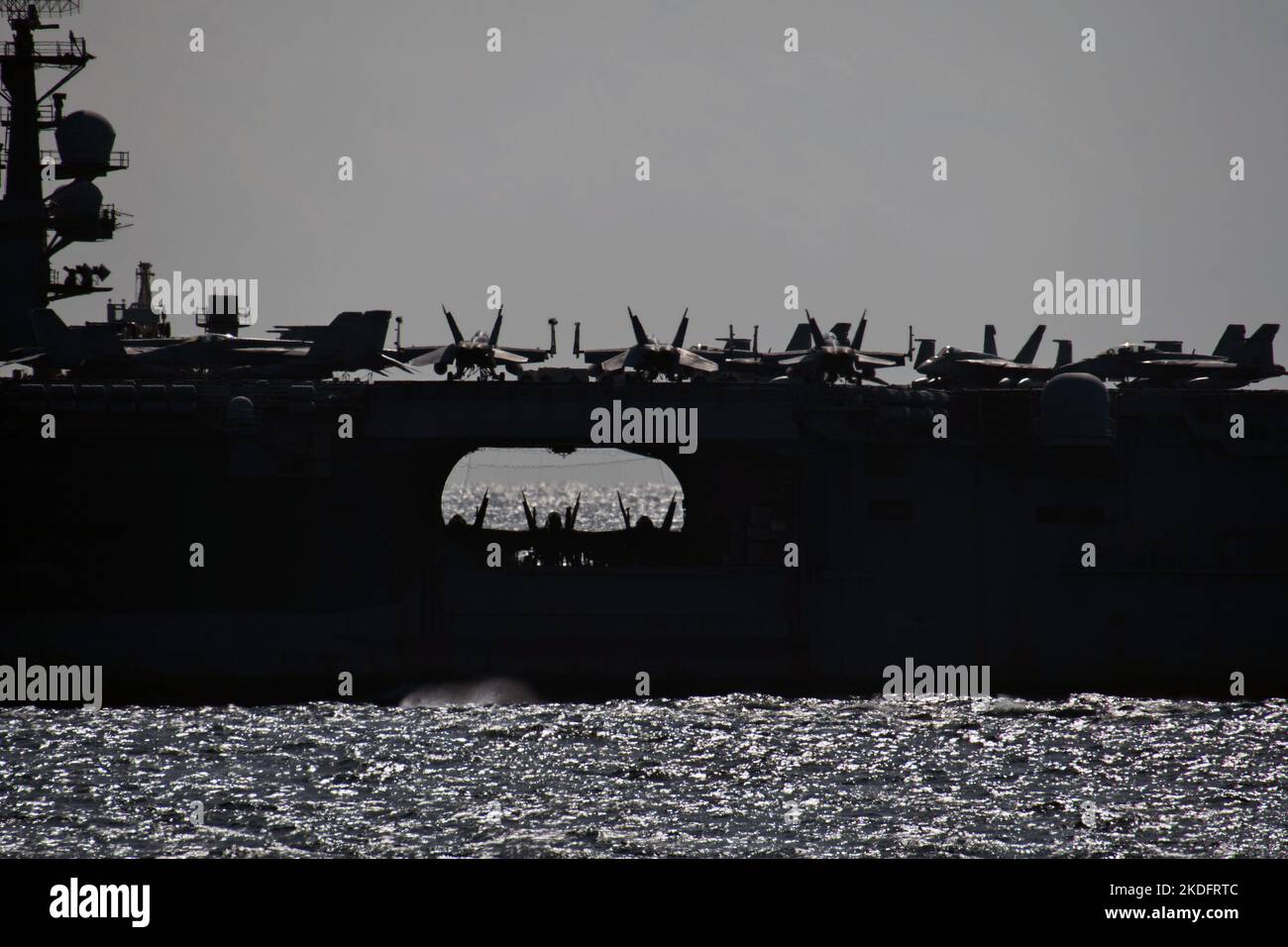 Giappone. 06th Nov 2022. La superportatrice nucleare di classe Nimitz USS Ronald Reagan (CVN-76) partecipa alla 70th International Fleet Review a Sagami Bay nella prefettura di Kanagawa, Giappone, domenica 6 novembre 2022. Foto di Keizo Mori/UPI Credit: UPI/Alamy Live News Foto Stock