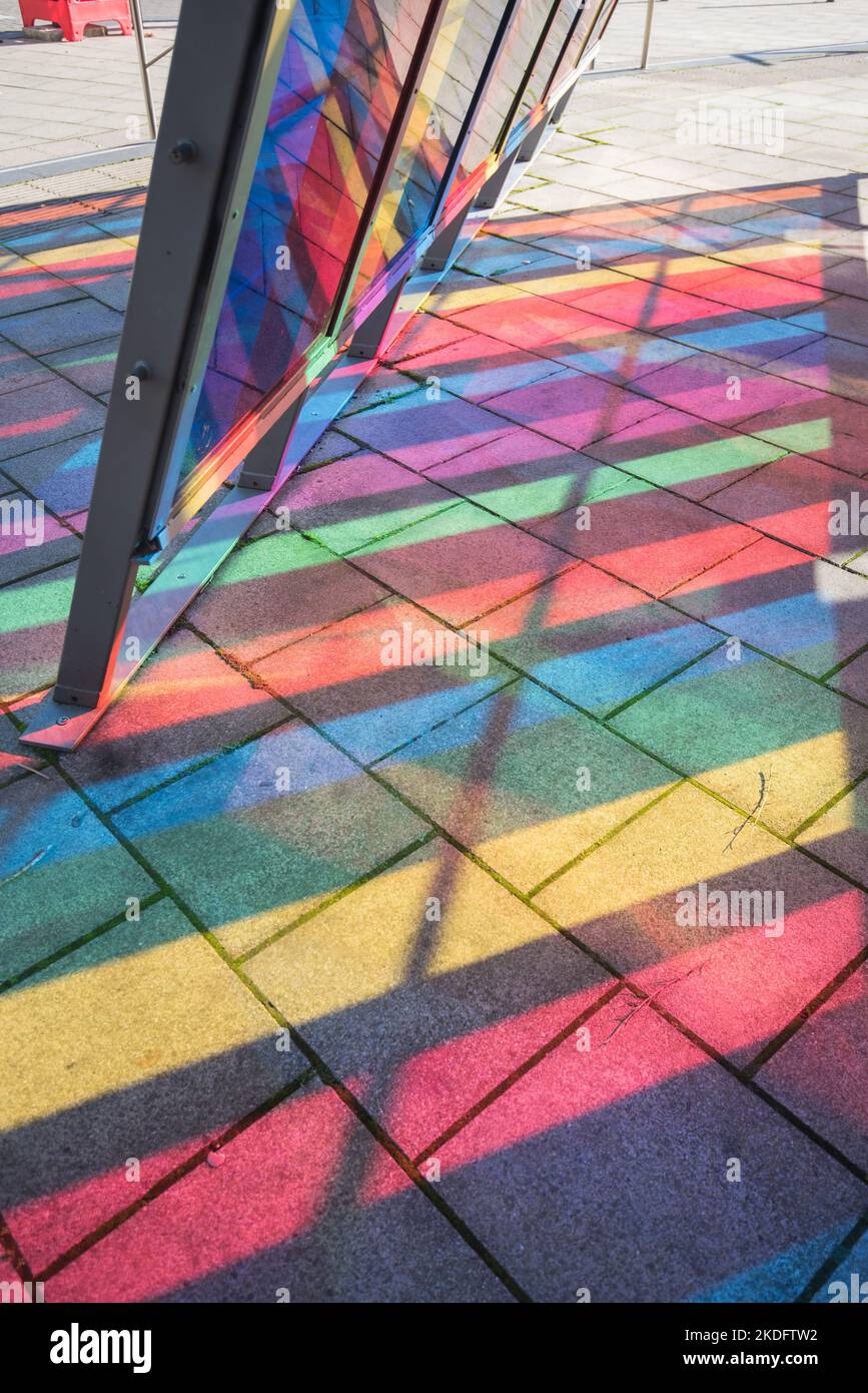Vetro colorato che trasmette motivi su una scultura in stile tendato vicino al Clarence Dock nell'area del Leeds Dock Foto Stock