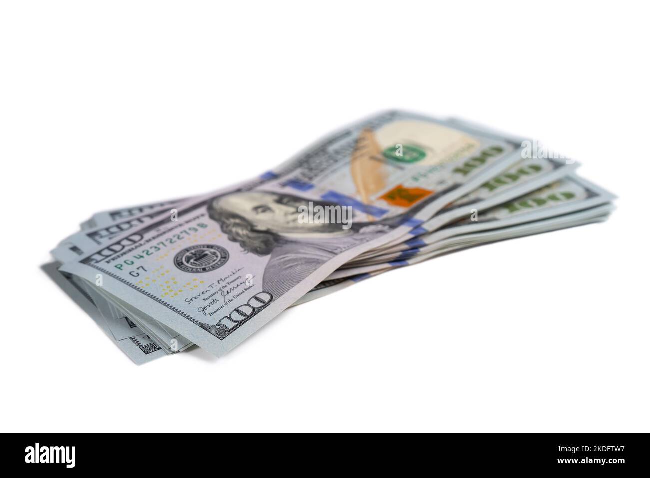 Pila di fatture in dollari statunitensi di nuovo design isolate su sfondo bianco. Centinaia di banconote in dollari. Vista dall'alto, disposizione piatta. Business, finanza, banca, curre Foto Stock