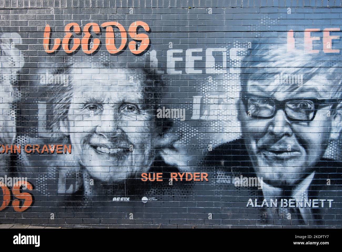 MURALES SUL LUNGOMARE DI AFFIX, Una collezione di murales a Leeds, una foto che celebra le famose figure di Leeds, che accoglie i visitatori al Leeds Dock. Foto Stock
