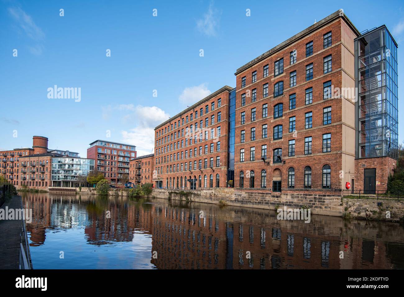 Proprietà sul lungomare nella zona del canale e del molo della città di Leeds, West Yorkshire, Regno Unito Foto Stock