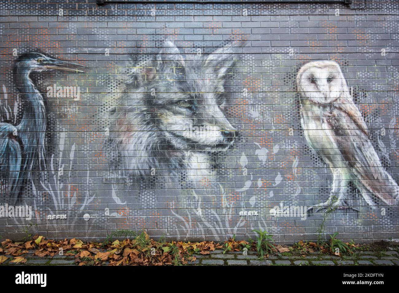 Una collezione di murales a Leeds, una foto che celebra le famose figure di Leeds, che accoglie i visitatori nell'area del Leeds Dock. Foto Stock