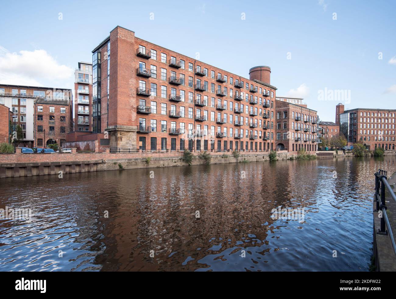 Proprietà sul lungomare nella zona del canale e del molo della città di Leeds, West Yorkshire, Regno Unito Foto Stock