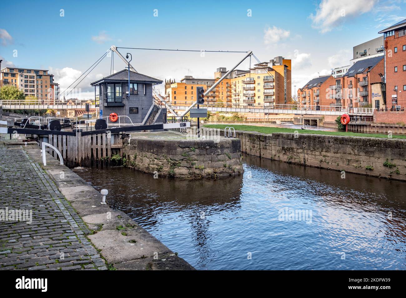 Proprietà sul lungomare nella zona del canale e del molo della città di Leeds, West Yorkshire, Regno Unito, accanto a cancelli di chiusura e Knights Way Bridge. Foto Stock