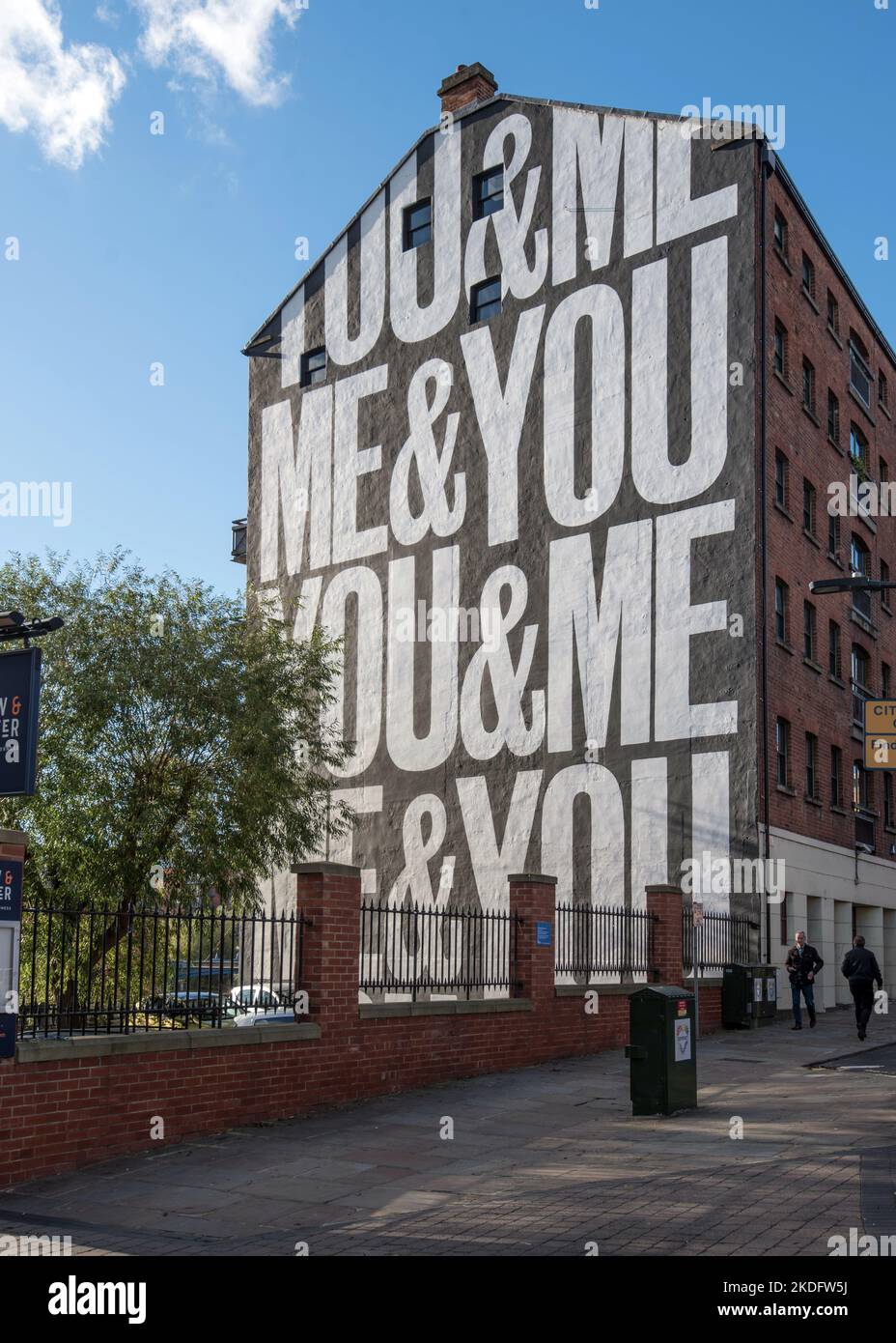 YOU&ME, ME&YOU DI ANTHONY BURRILL. Situato sul lato di uno storico edificio sul canale, una collaborazione tra 'in Good Company' e l'artista Burrill. Foto Stock