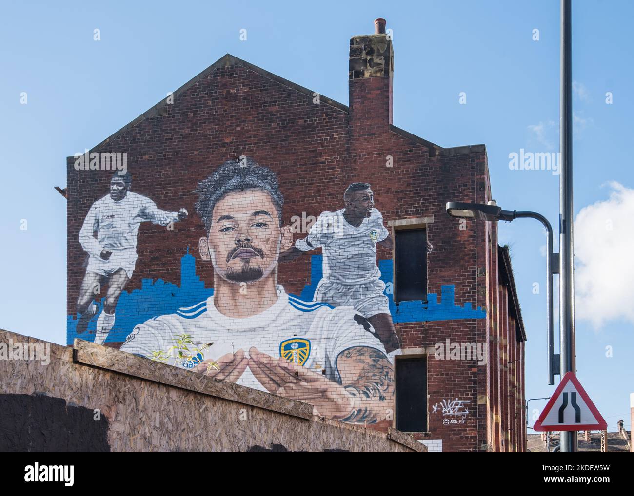 'Paving the Way'.Leeds United e Roc Nation si sono accoppiati per offrire questo murale, sulle chiamate nel cuore di Leeds, dipinta da Akse P19 Foto Stock