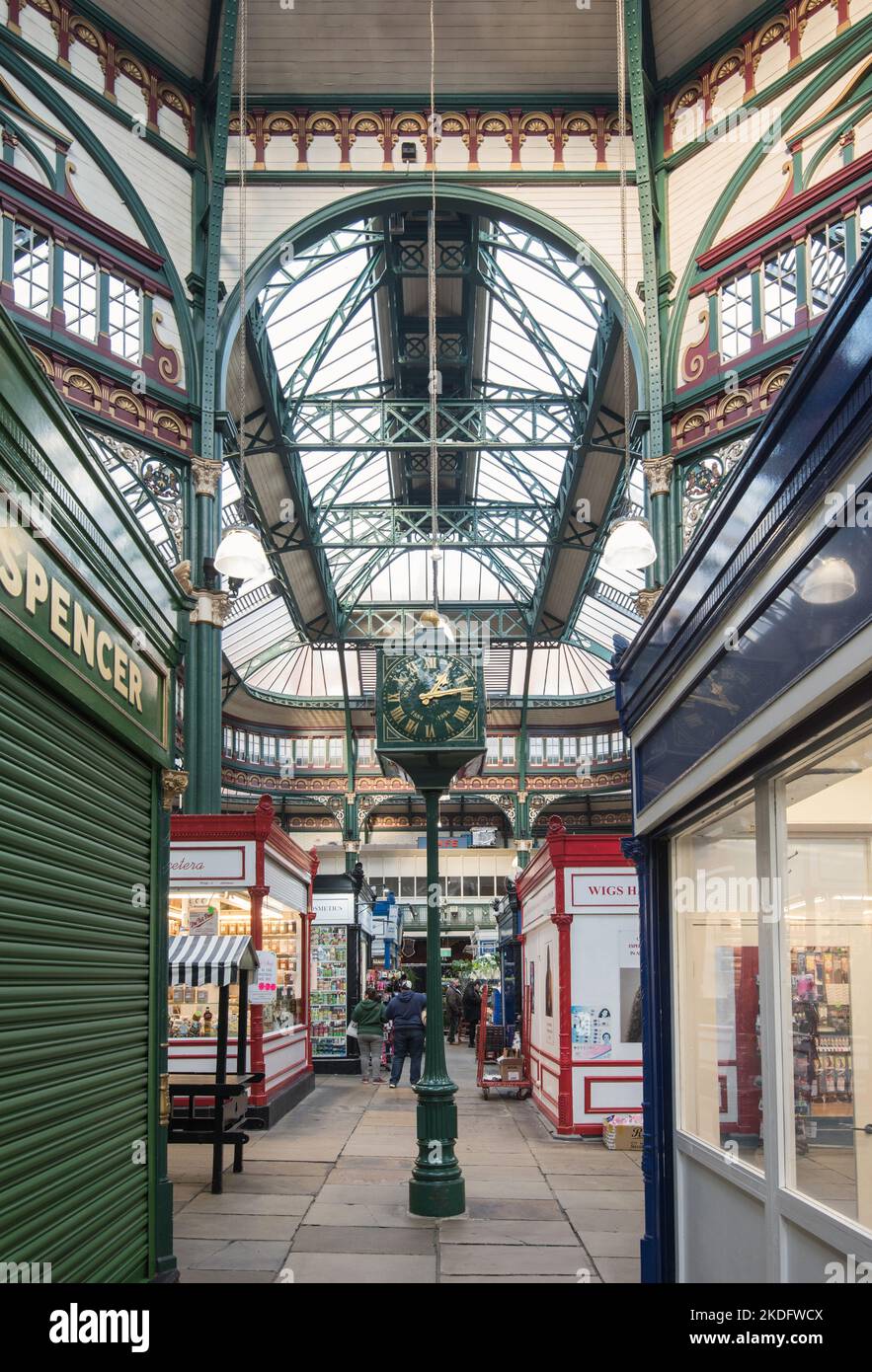 Leeds Kirkgate Market, Vicar Lane, Leeds LS2 7 è stato a lungo celebrato come il più grande mercato al coperto d'Europa, edificio di livello i, 800 bancarelle, irst Foto Stock