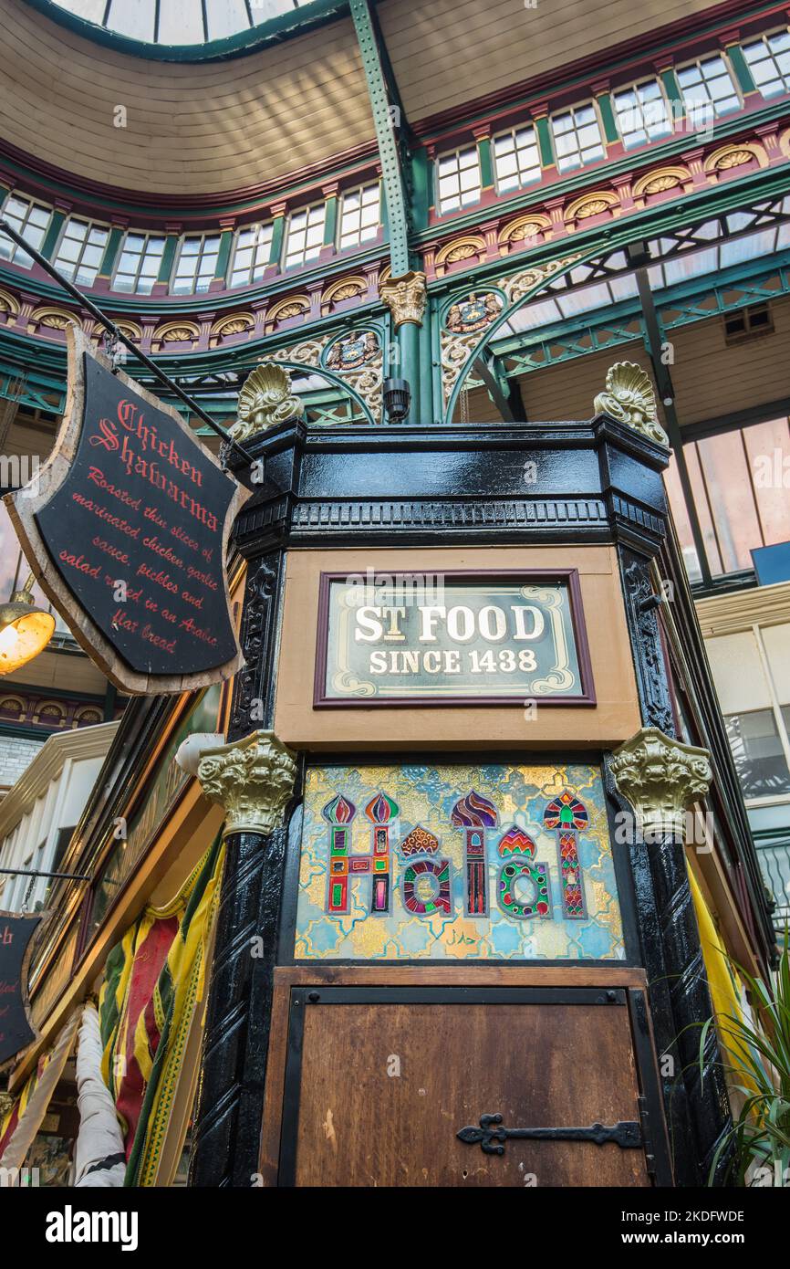 Leeds Kirkgate Market, Vicar Lane, Leeds LS2 7 è stato a lungo celebrato come il più grande mercato al coperto d'Europa, edificio di livello i, 800 bancarelle, irst Foto Stock