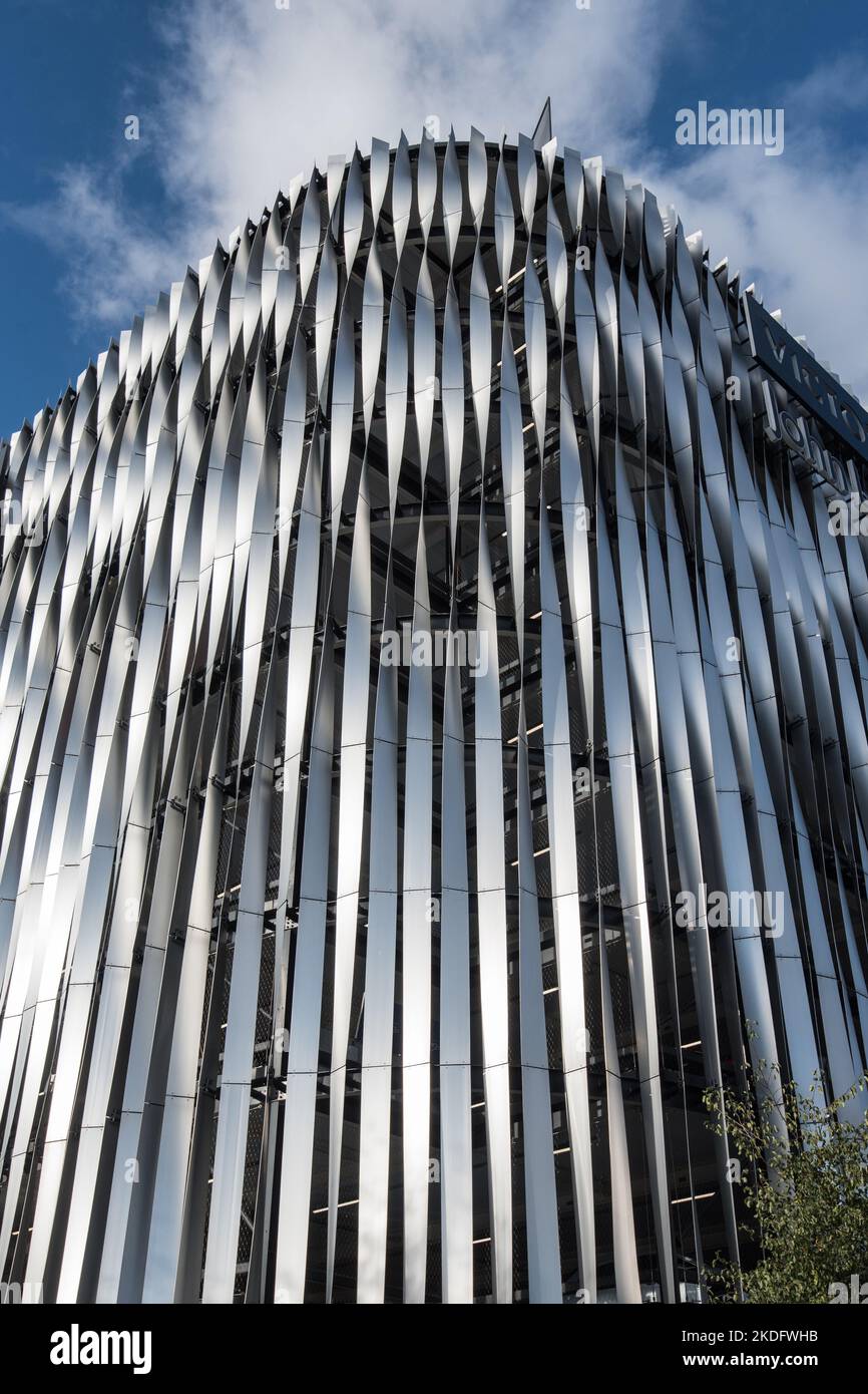 I pannelli in metallo ritorto rendono la facciata suggestiva che nasconde le auto parcheggiate al Victoria Gate di Leeds......vicino a un negozio di punta John Lewis. Foto Stock