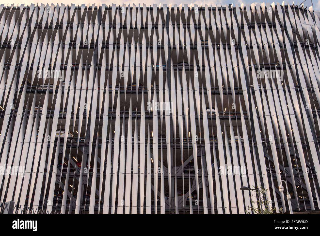 I pannelli in metallo ritorto rendono la facciata suggestiva che nasconde le auto parcheggiate al Victoria Gate di Leeds......vicino a un negozio di punta John Lewis. Foto Stock